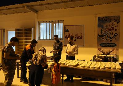 آماده سازی و توزیع افطاری در کمپ خانوادگی مصلی کیش