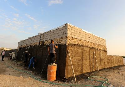 اجرای عملیات سیمان کاری دیوار های منازل روستای باغوی کیش