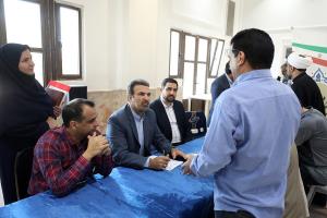 برپایی میز خدمت شرکت عمران، آب و خدمات کیش در سومین روز از دهه مبارک فجر