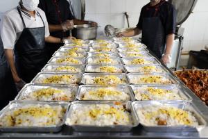 توزیع 1000 بسته غذای افطاری بین کارگران روزه دار کیش