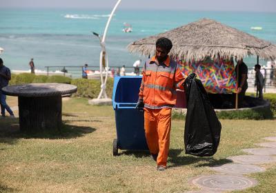 زحمات کارکنان خدمات شهری برای حفظ نظافت کیش در روز 13 فروردین