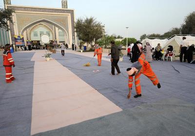 نظافت فضای مصلی کیش پس از برگزاری نماز عید سعید فطر