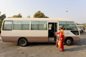 تدابیر ویژه شرکت عمران برای ضدعفونی روزانه ناوگان حمل ‌و نقل شهری جزیره 